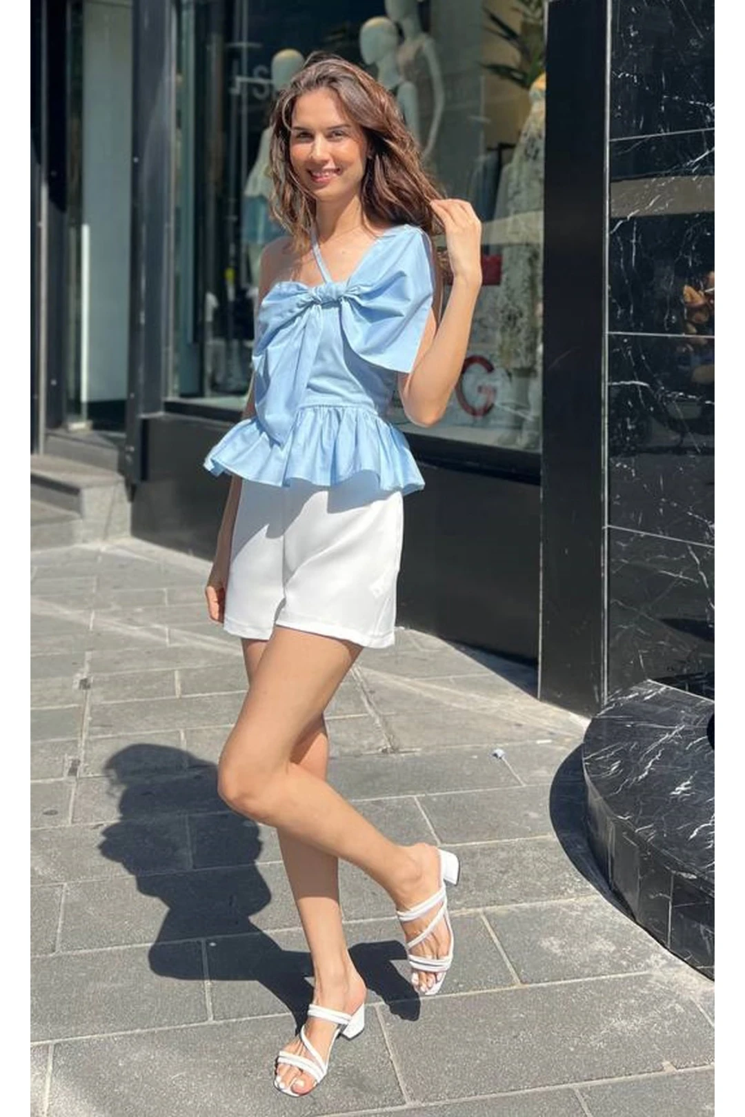 Fiyonk Detaylı Buz Mavisi Tasarım Askılı Bluz