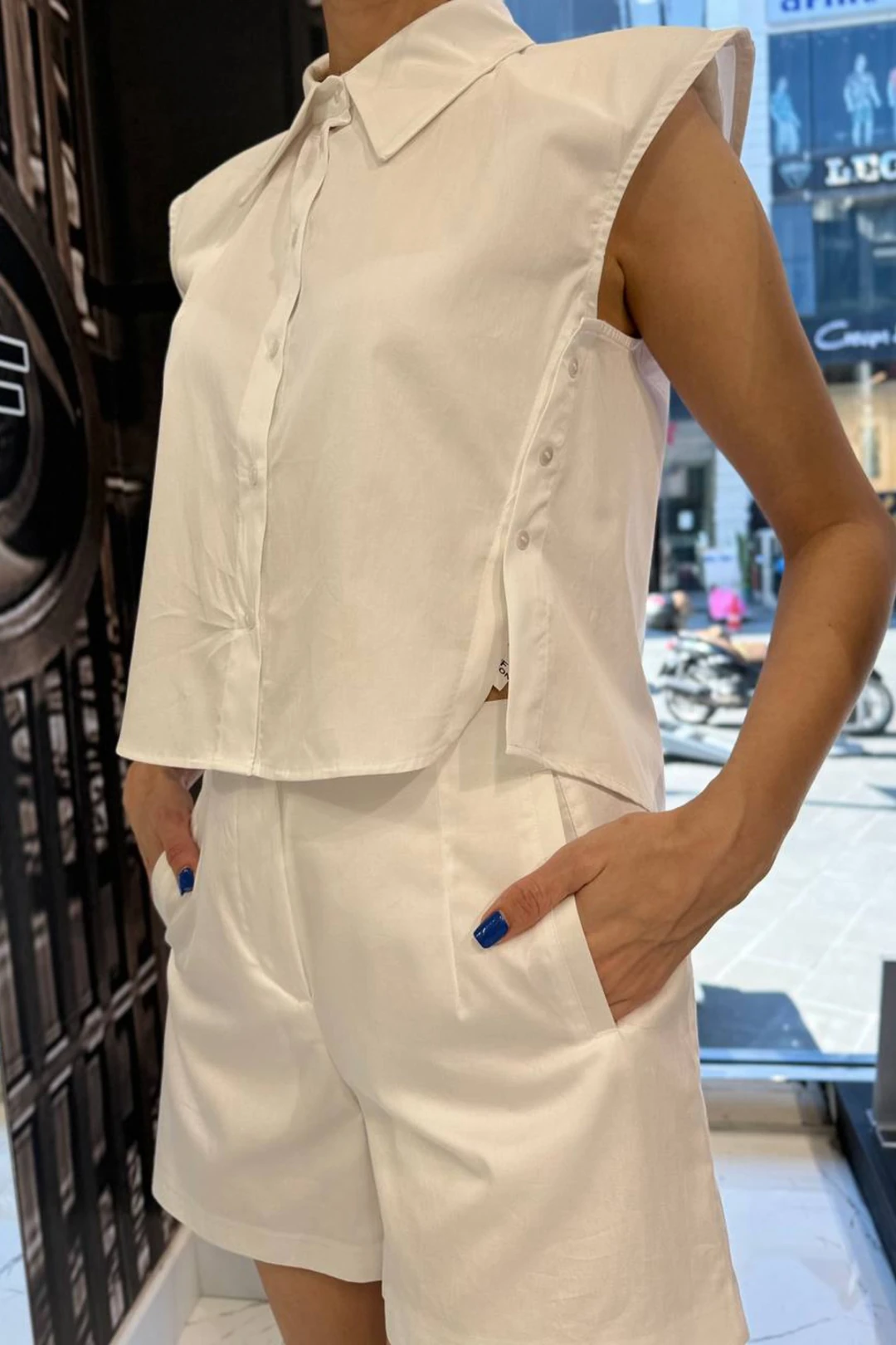 Yandan Düğmeli Tasarım Kolsuz Gömlek