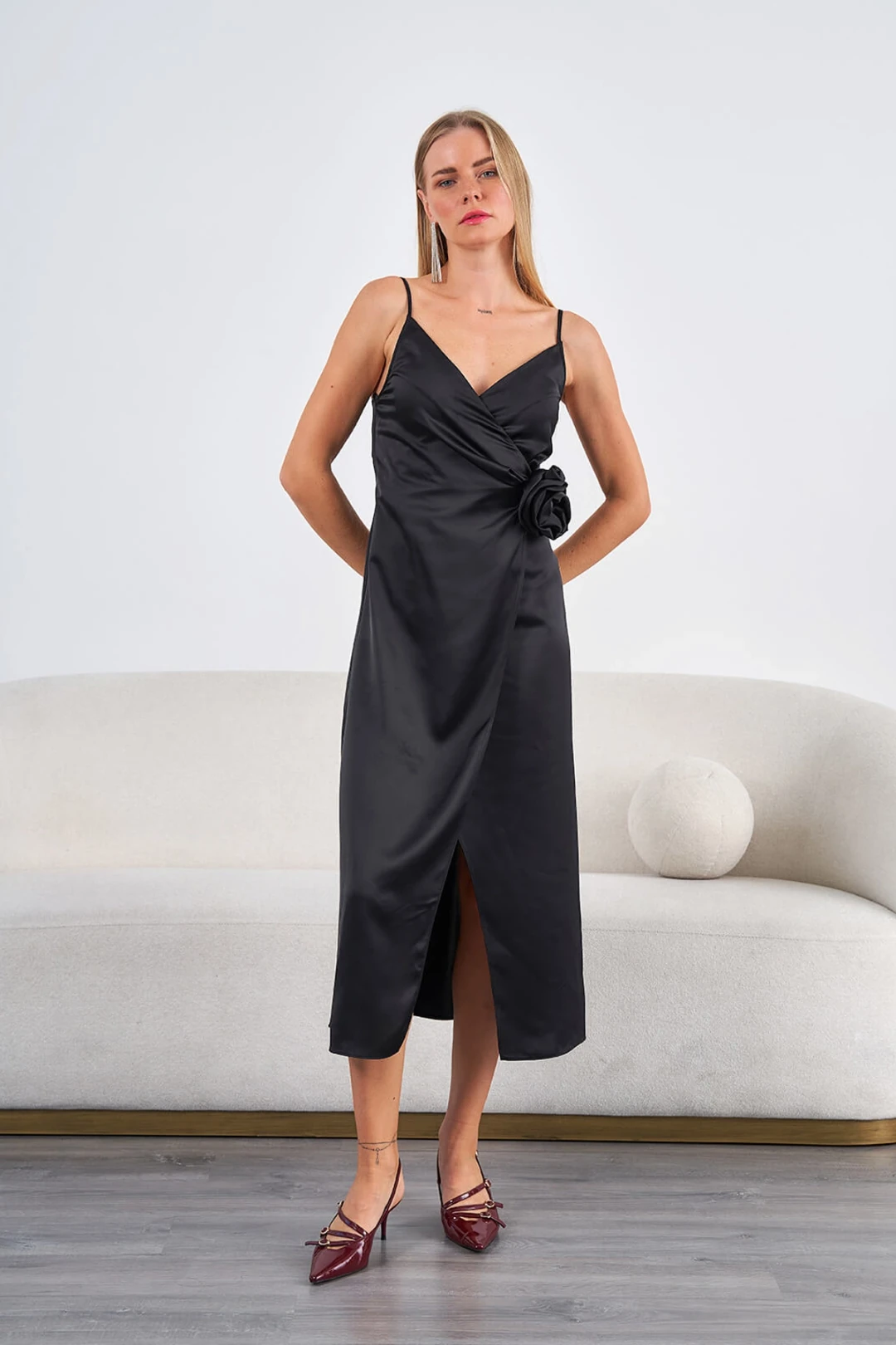 Askılı Gül Detaylı Yırtmaçlı Saten Elbise